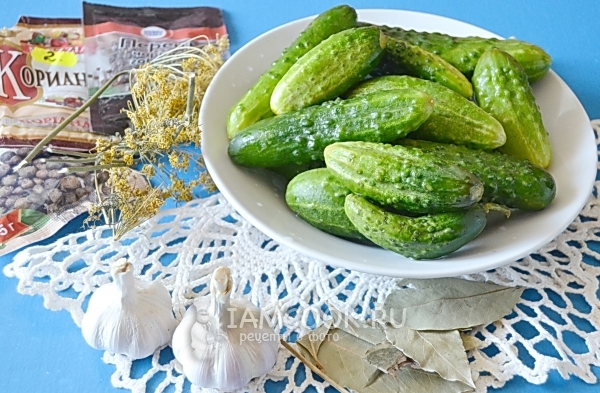 Ингредиенты для маринованных огурцов на зиму в литровых банках