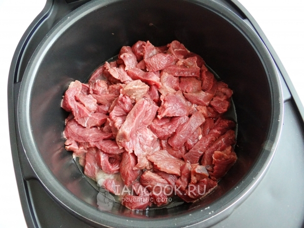 Положить мясо в мультиварку