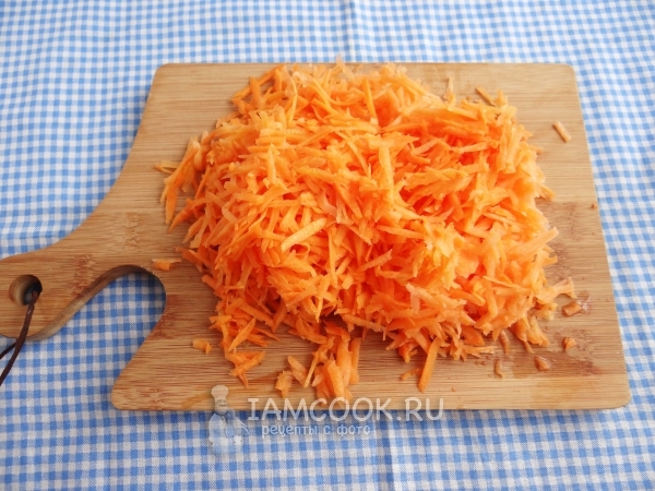 Натереть морковь