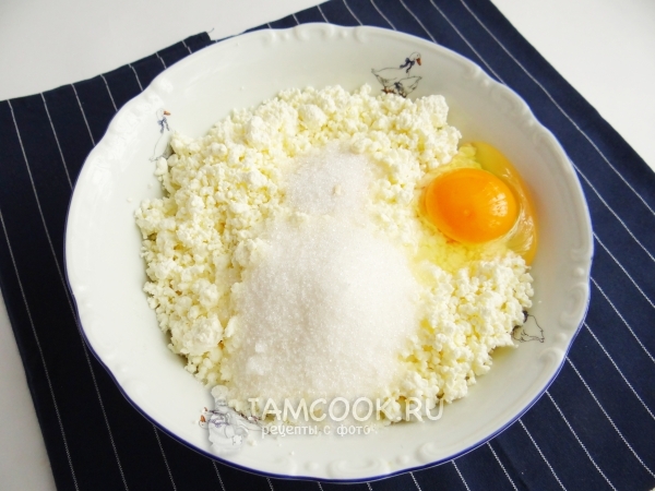 Соединить творог, сахар и желток