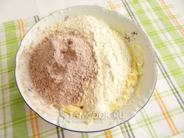 Всыпать муку и шоколадный пудинг