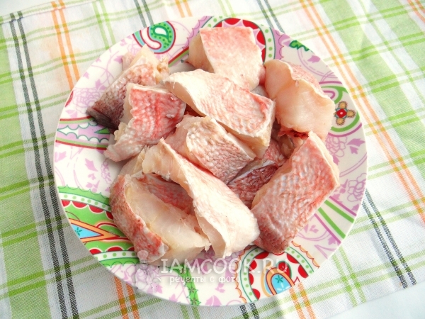 Порезать рыбу на кусочки