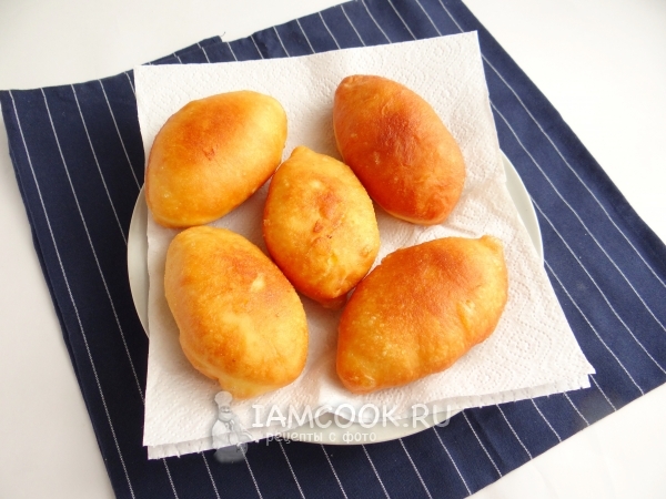 Выложить пирожки на салфетку