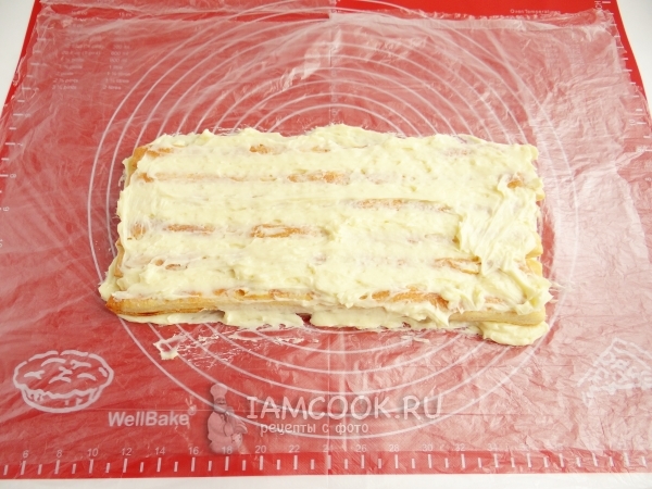 Смазать полоски кремом