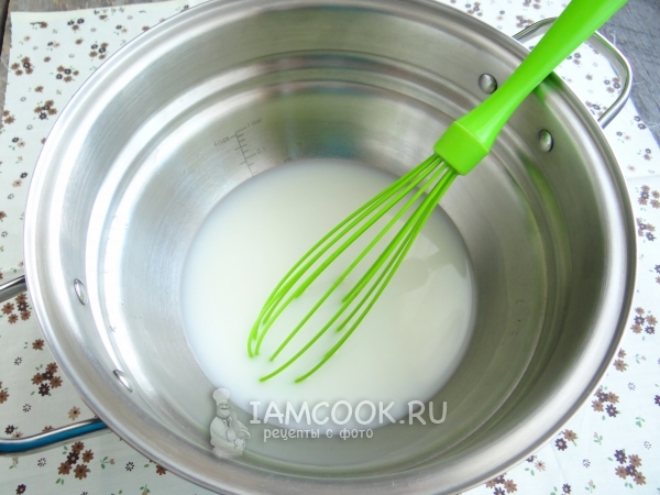 Смешиваем молоко с водой, сахаром и солью