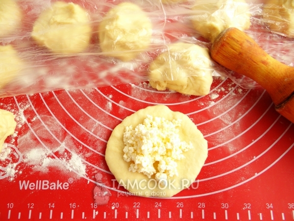 Положить на тесто начинку