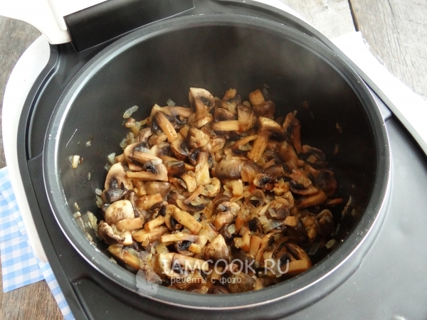 Обжарить грибы с луком