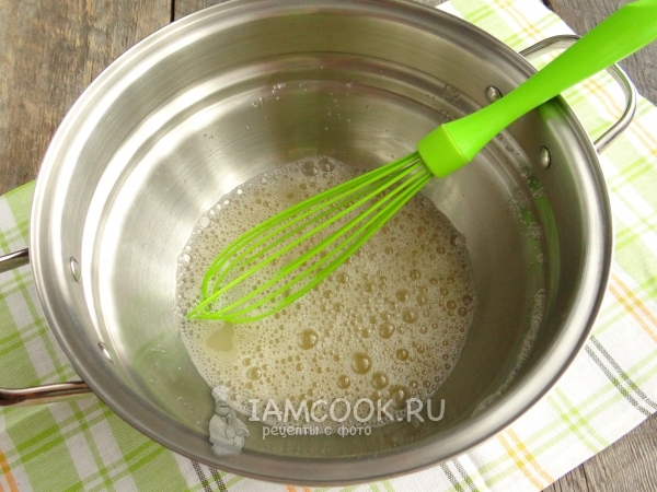 Взбить яйца с водой и сахаром