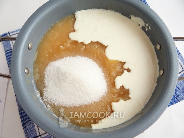 Добавили в яблочное пюре сахар и сливки