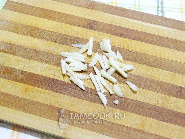Порезать чеснок