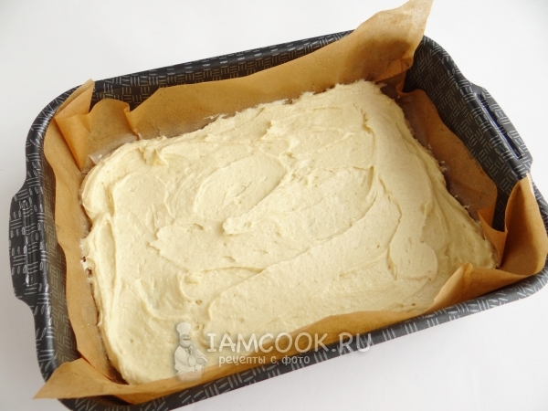 Выложить тесто в форму