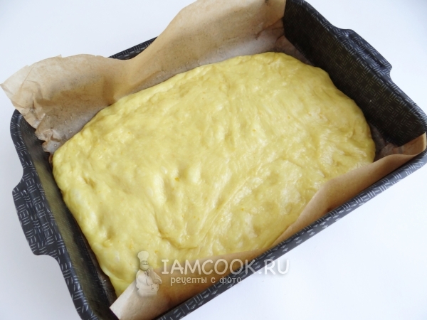 Выложить тесто в форму