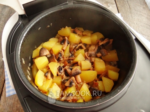 Потушить картофель с грибами