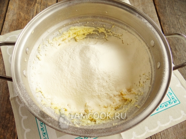 Всыпать муку