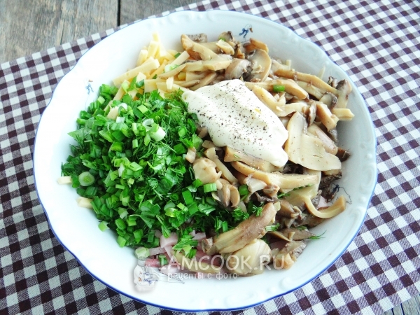 Добавить майонез, соль и перец