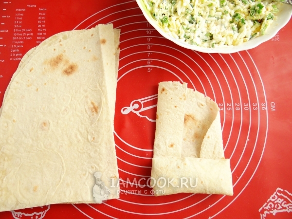 Завернуть начинку в лаваш