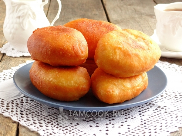 Жареные пирожки из дрожжевого теста с творогом на сковороде