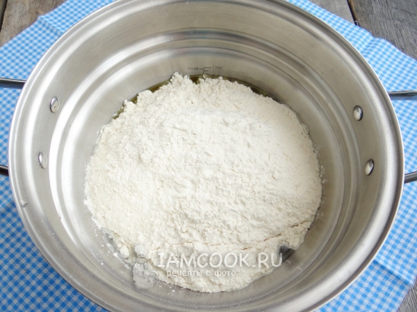 Всыпать муку