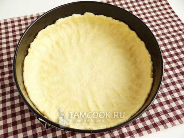 Выложить тесто в форму