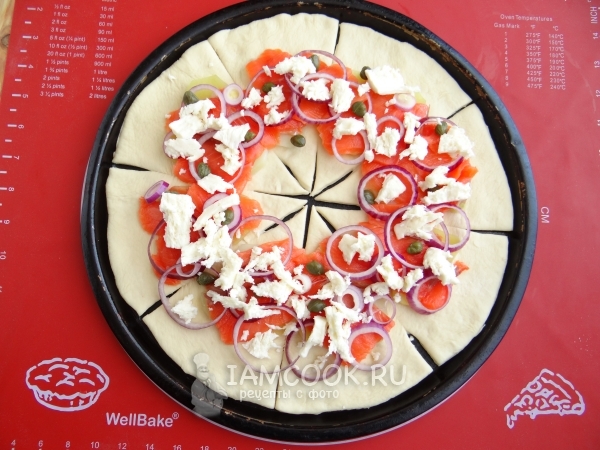 Положить моцареллу