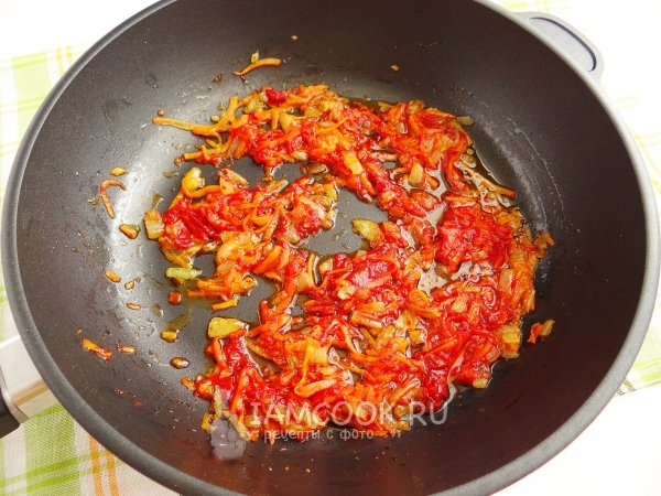 Положить томатную пасту