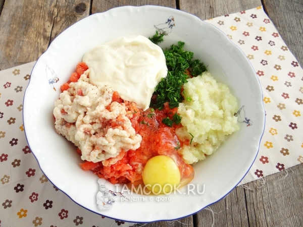 Добавили яйцо, сыр и приправы