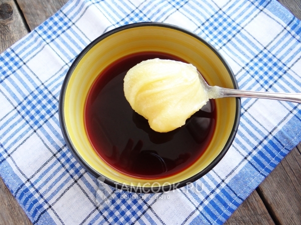 Кладём мёд в заварку