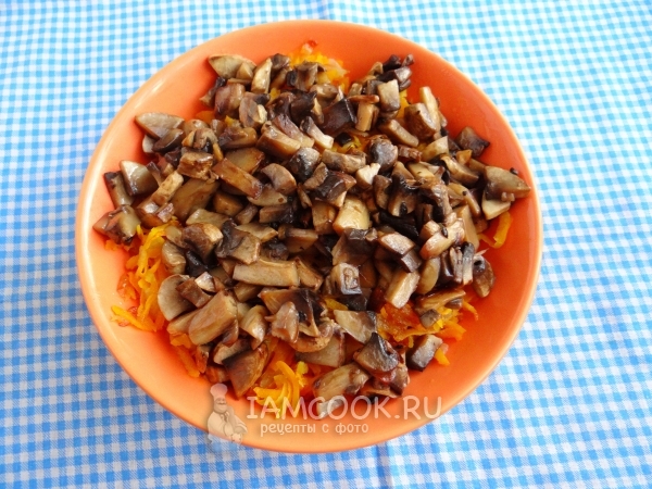 Добавить грибы к овощам