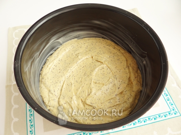 Переложить тесто в чашу мультиварки
