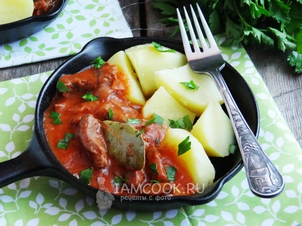 Готовый гуляш из лосятины с подливкой