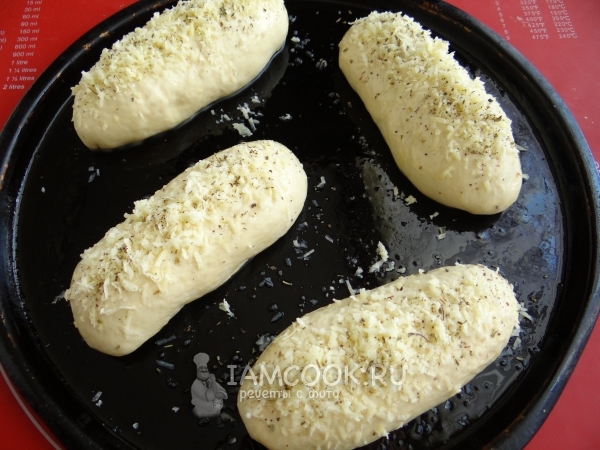 Посыпали пирожки сыром с прованскими травами