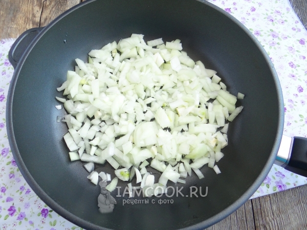 Положить лук на сковороду