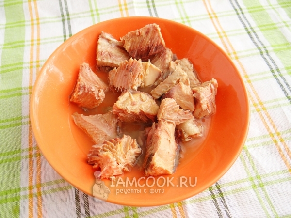 Положить рыбу на тарелку