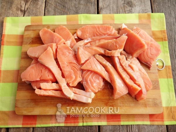 Порезать рыбу на ломтики