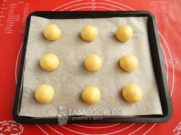 Положить заготовки на противень