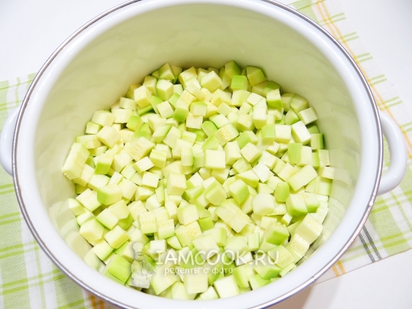 Положить кабачки в кастрюлю