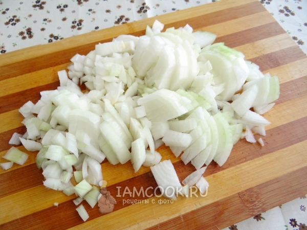 Измельчаем лук