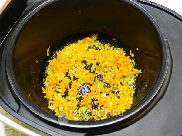 Обжарить морковь с луком