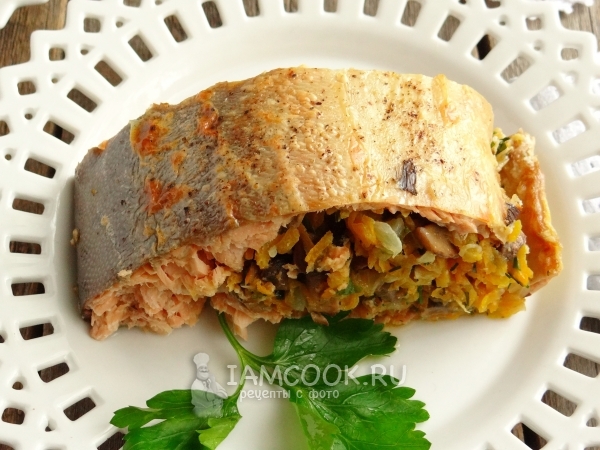 Кусочек фаршированной горбуши, запеченной в духовке целиком