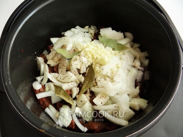 Добавить соль, перец и лавровый лист