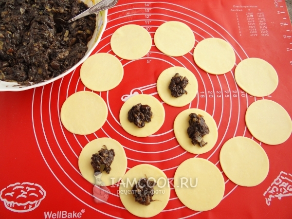 Положить на тесто начинку