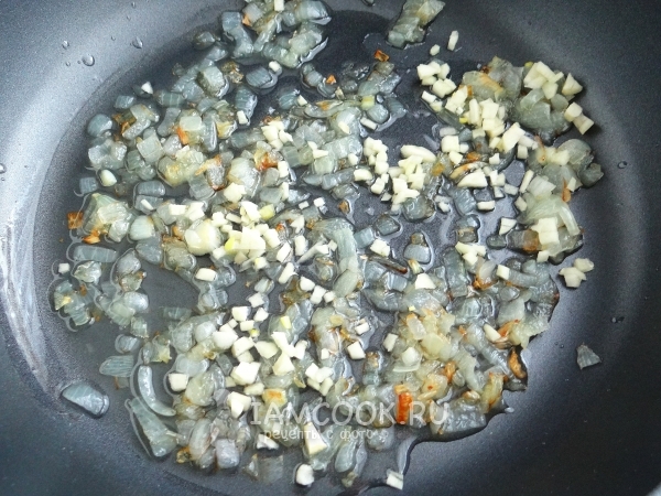 Обжарить лук с чесноком