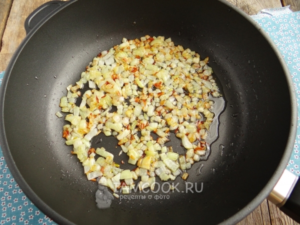 Обжарить лук