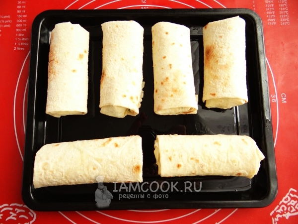 Положить заготовки на противень