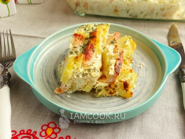 Положить семгу с картофелем на тарелку