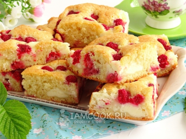 Пирог со сливочным сыром и малиной