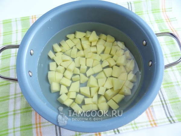 Положить картофель в воду