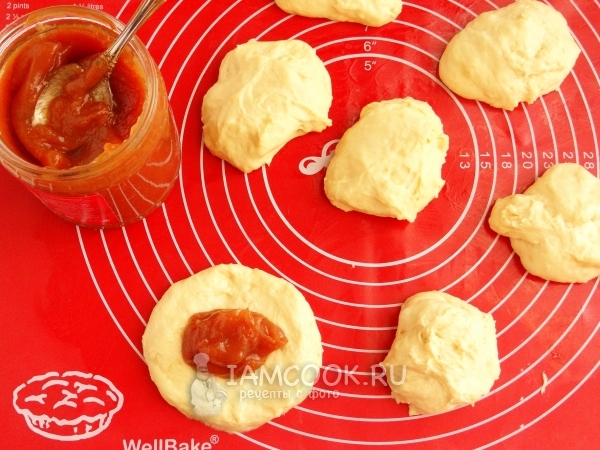 Положить на тесто повидло