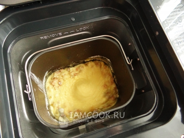 Положить изюм в тесто