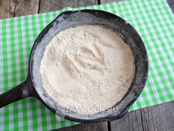 Обжарить муку